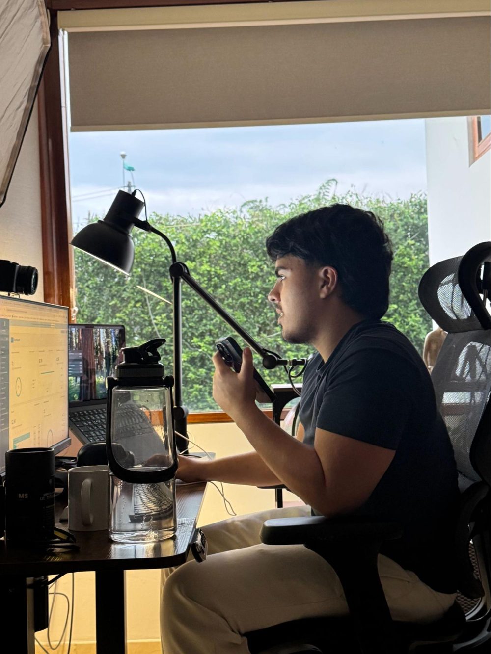 José Santiago Giraldo trabajando en su escritorio